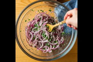 Mixing cebolla ensalada with dressing and herbs