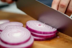 Slicing red onions for cebolla ensalada